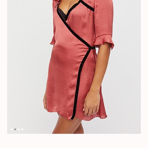 FOR LOVE AND LEMONS SATIN ROBE WITH ALLOVER BLACK VELVET TRIM SIZE S - Picture 6 of 8